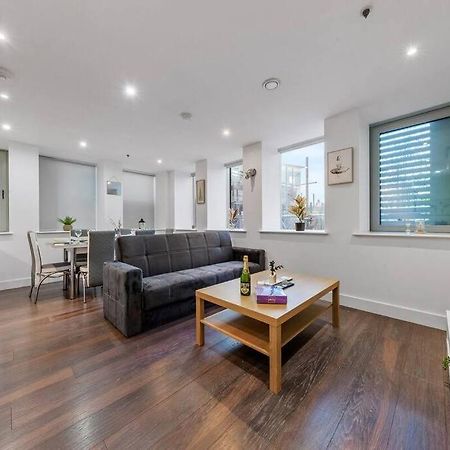Apartamento Sleep 7 20 Mins From London Waterloo Bp65 Exterior foto