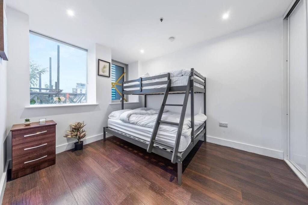 Apartamento Sleep 7 20 Mins From London Waterloo Bp65 Exterior foto