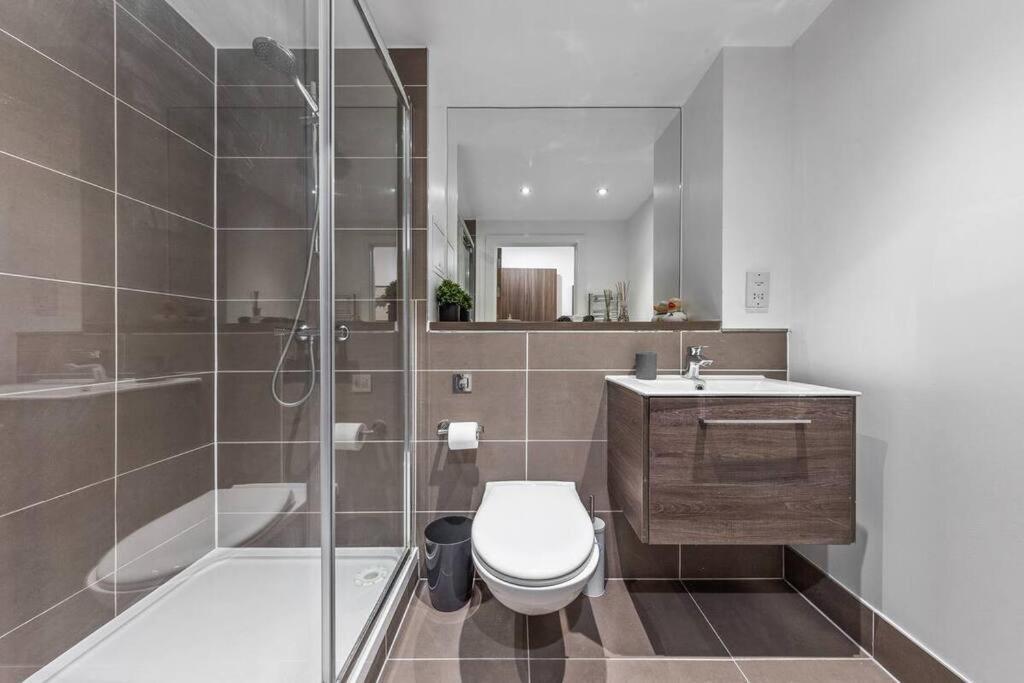 Apartamento Sleep 7 20 Mins From London Waterloo Bp65 Exterior foto