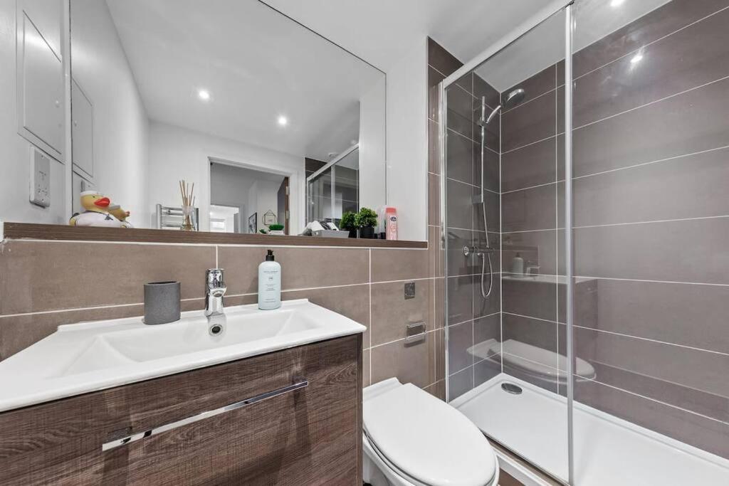 Apartamento Sleep 7 20 Mins From London Waterloo Bp65 Exterior foto