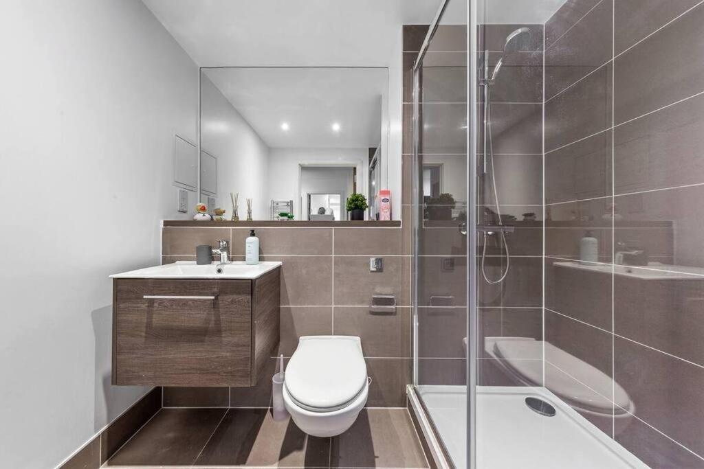 Apartamento Sleep 7 20 Mins From London Waterloo Bp65 Exterior foto