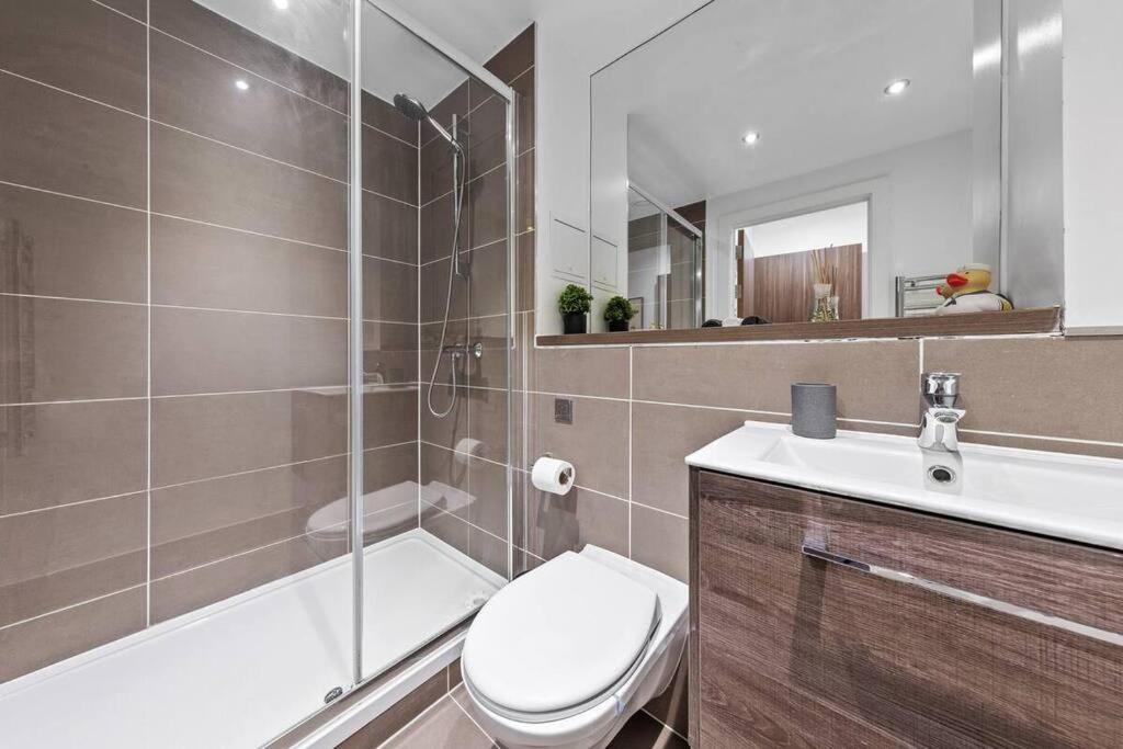 Apartamento Sleep 7 20 Mins From London Waterloo Bp65 Exterior foto