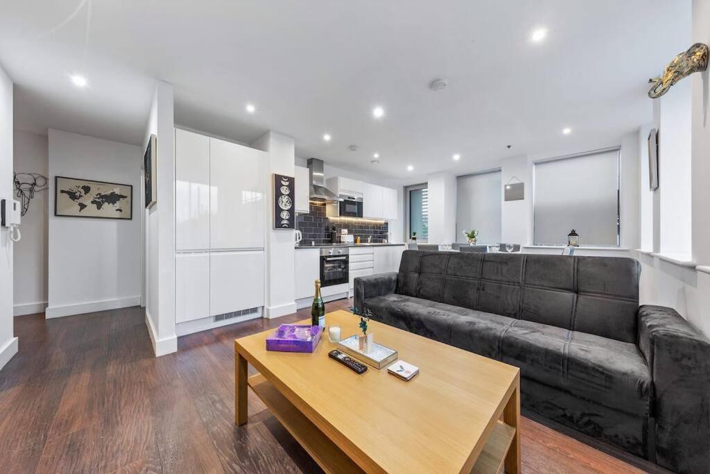 Apartamento Sleep 7 20 Mins From London Waterloo Bp65 Exterior foto
